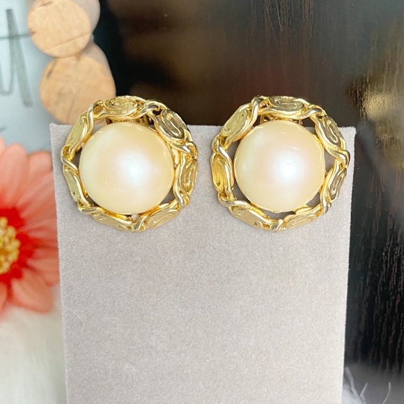 3 for $10 🛍️ Vintage Chunkly Gold Trim Round Ivory Pearl Clip-On Earrings - Picture 3 of 5